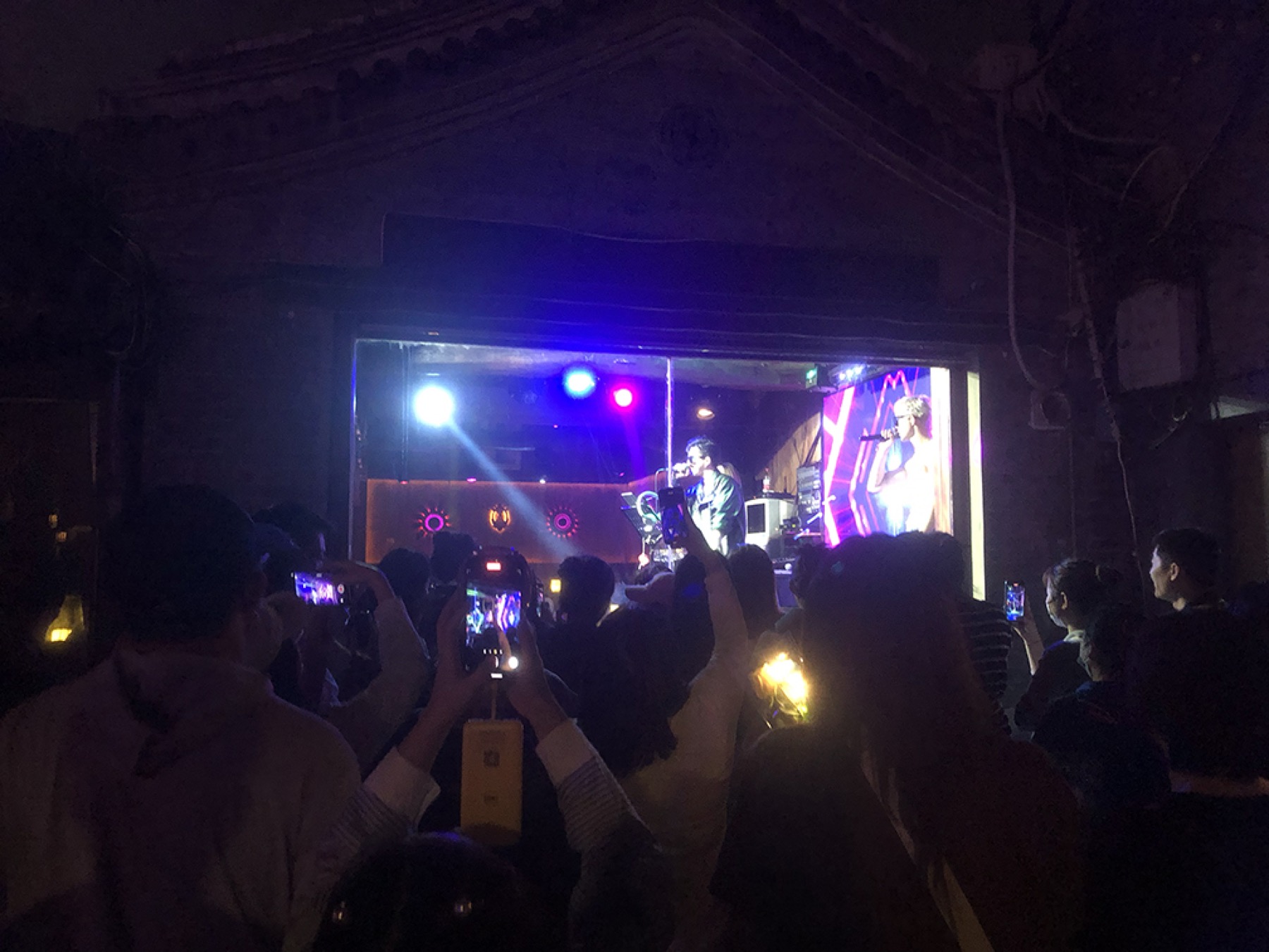 Live singer during a Beijing evening route